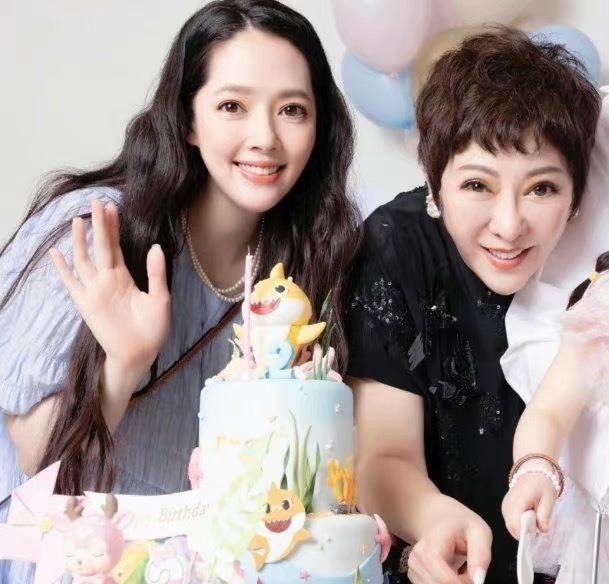 郭碧婷为二胎儿子办百日宴 向佐爆出轨未现身