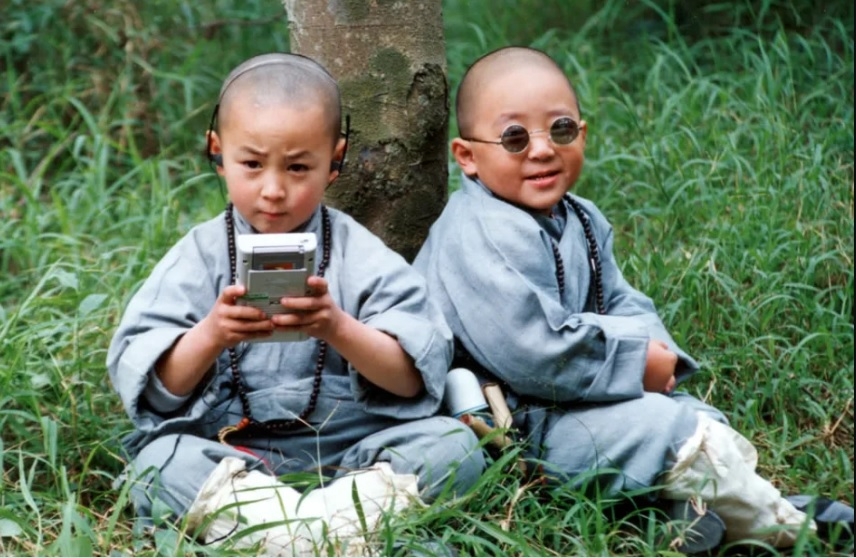 释小龙辣妻穿紧身衣吸睛 网笑:难怪还俗