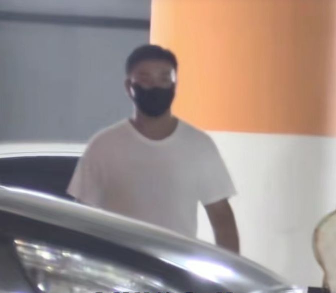 释小龙辣妻穿紧身衣吸睛 网笑:难怪还俗