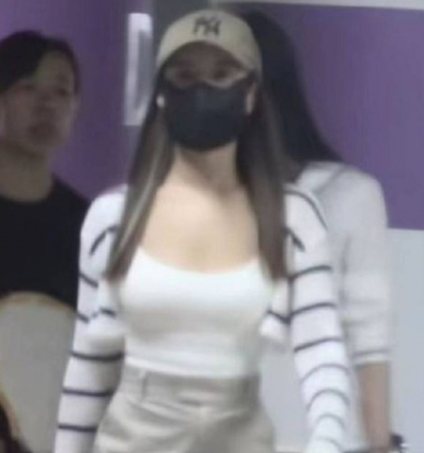 释小龙辣妻穿紧身衣吸睛 网笑:难怪还俗