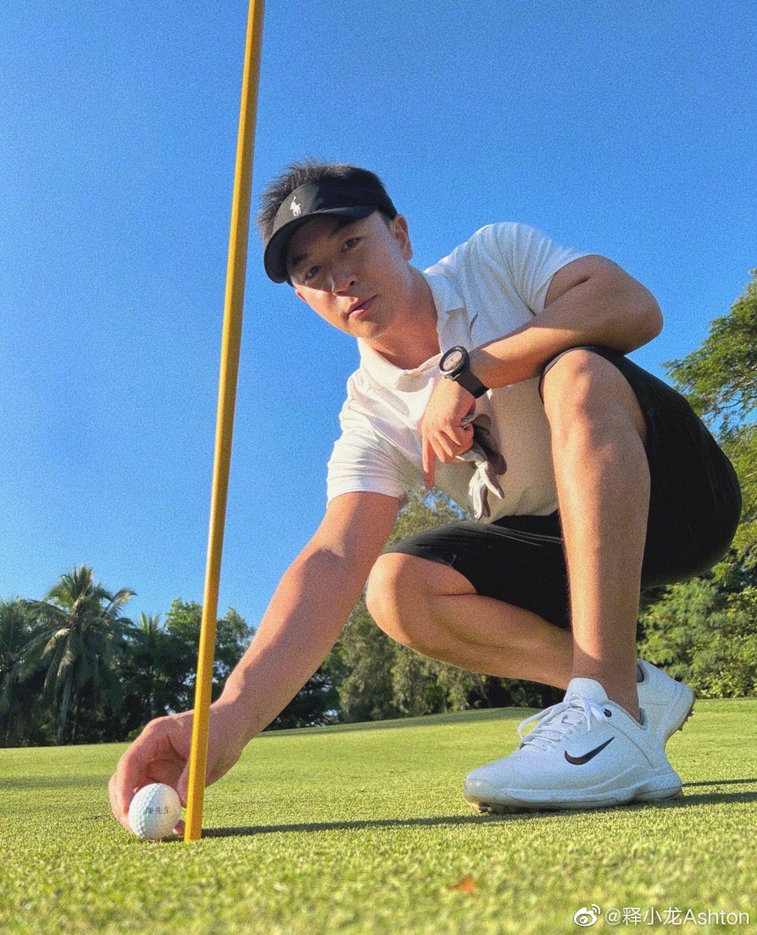 释小龙辣妻穿紧身衣吸睛 网笑:难怪还俗