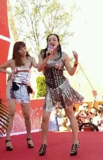 锺丽缇亮片裙跑商演 遭讽“跌落女神神坛”