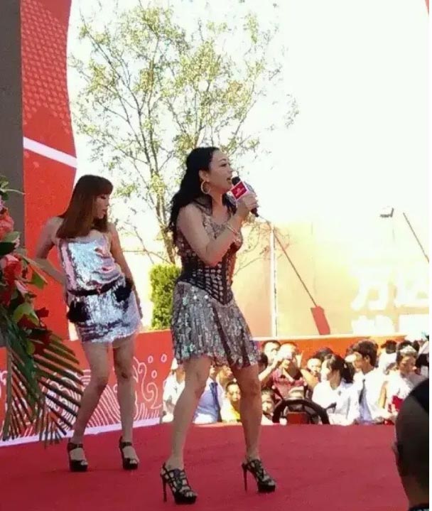 锺丽缇亮片裙跑商演 遭讽“跌落女神神坛”