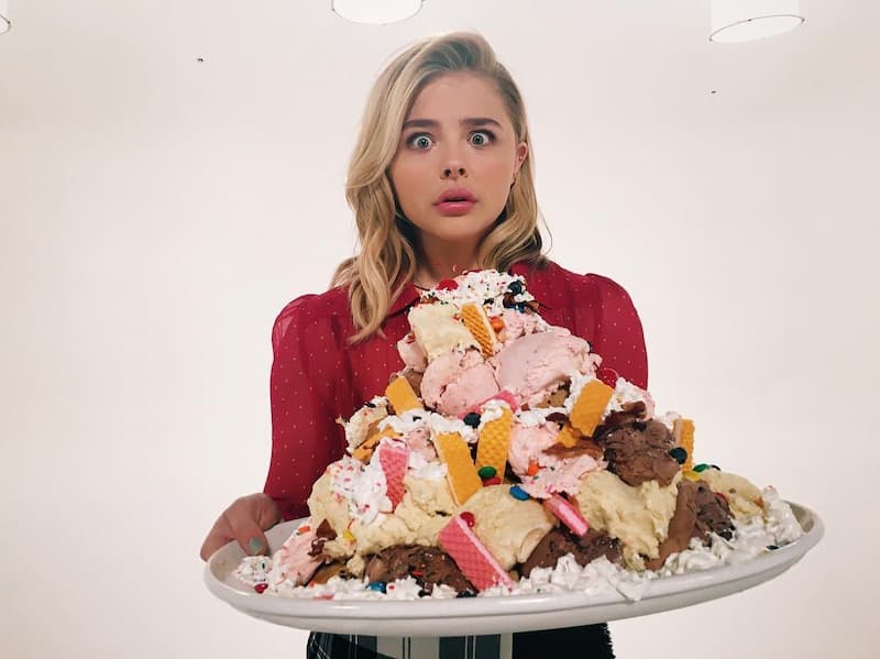 长腿照被P成迷因图　克萝伊摩蕾兹自揭患容貌焦虑症	