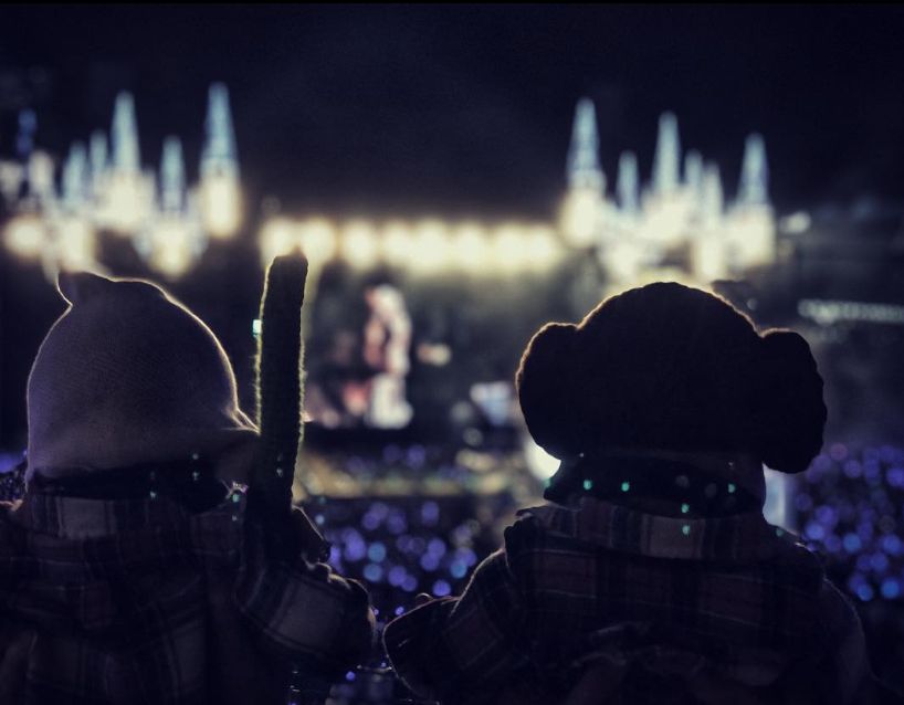 阿信挥手灯看刘若英演唱会 被误认是“玛莎的儿子”