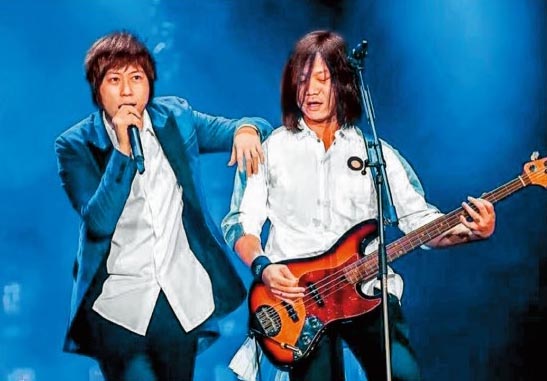 阿信挥手灯看刘若英演唱会 被误认是“玛莎的儿子”