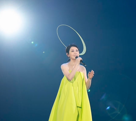 阿信挥手灯看刘若英演唱会 被误认是“玛莎的儿子”