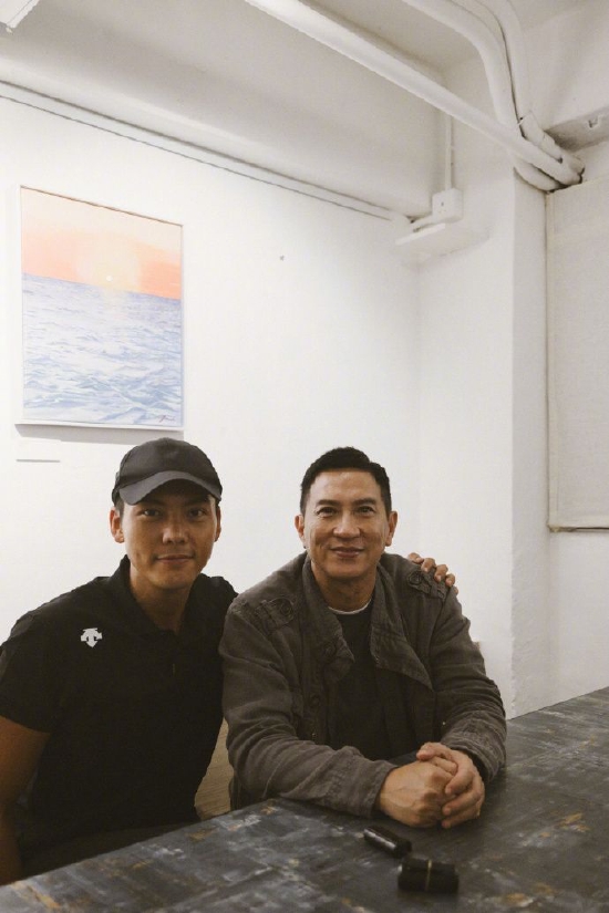 陈伟霆晒《爆裂点》杀青合照 大马粉丝热情推荐嘛嘛档