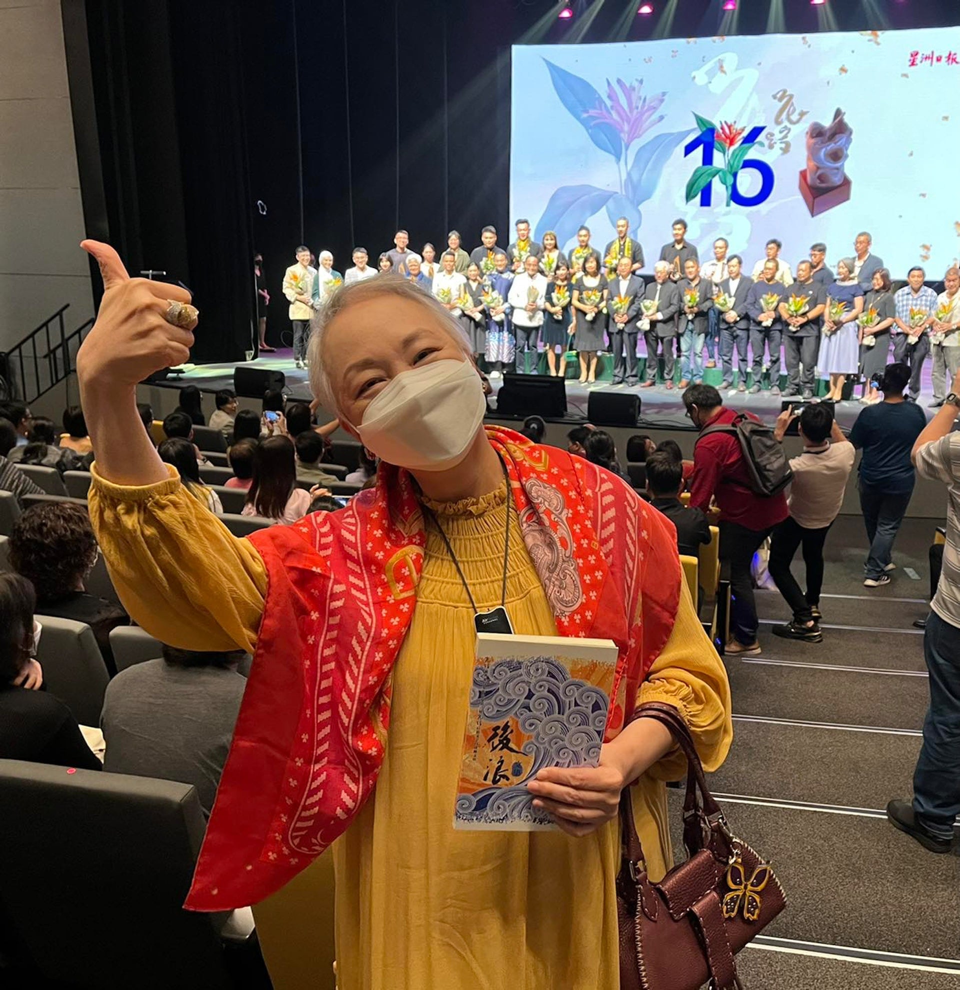 陈秋霞晒婚照贺结婚41年 感恩老公同心经营温暖家