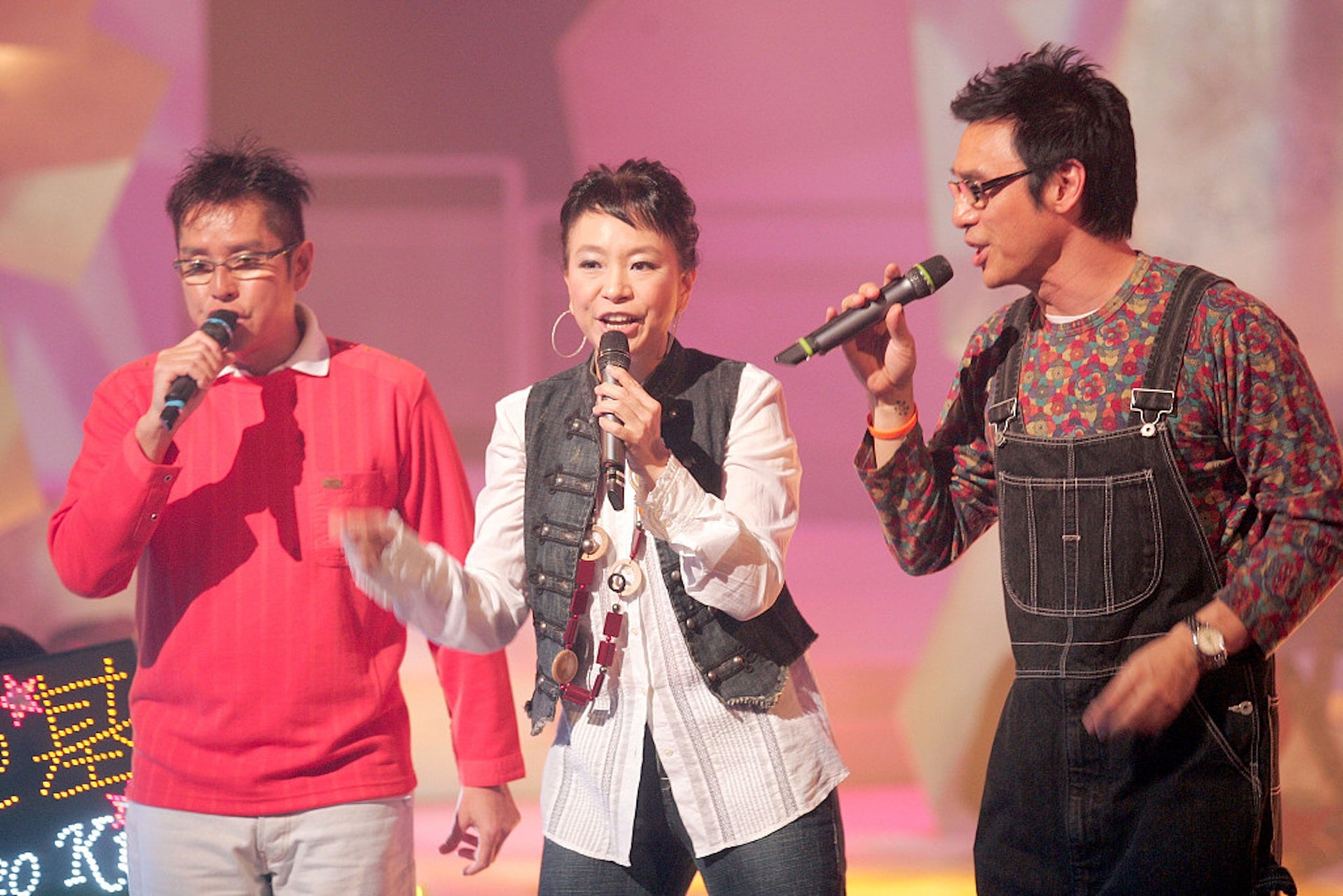 陈秋霞晒婚照贺结婚41年 感恩老公同心经营温暖家