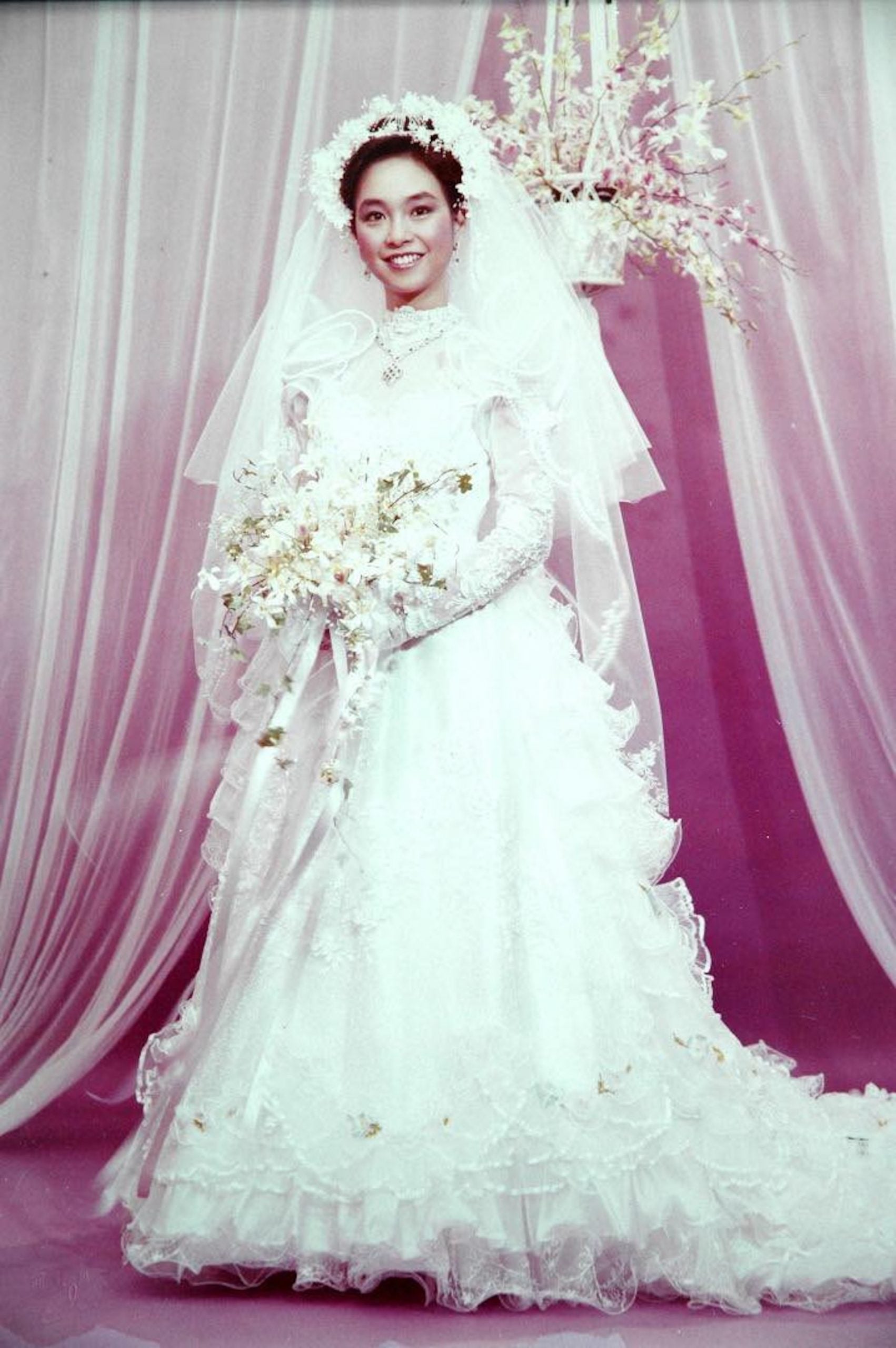 陈秋霞晒婚照贺结婚41年 感恩老公同心经营温暖家