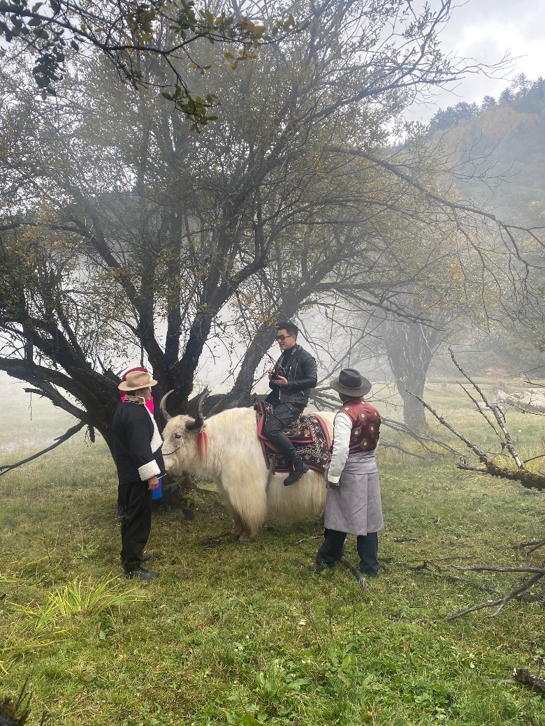 雪山骑重型摩托险出意外  任贤齐犯气喘哭到眼肿