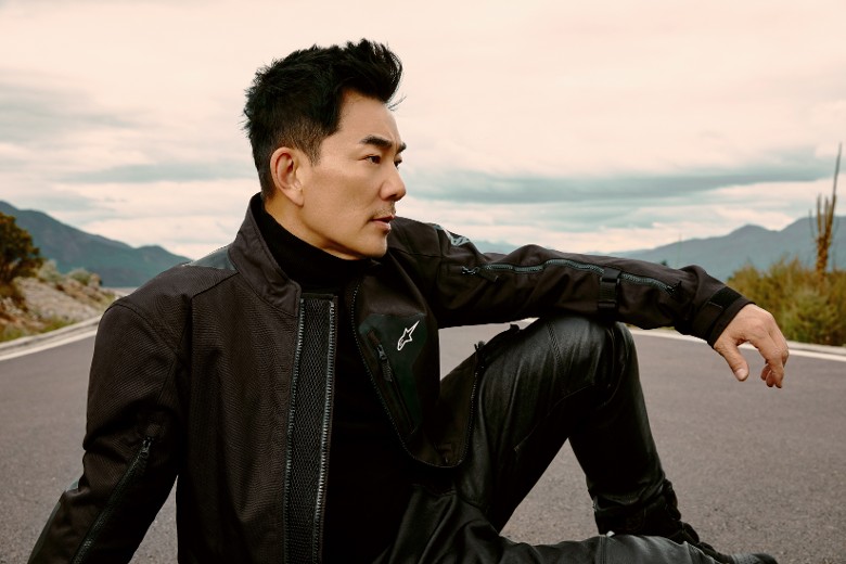 雪山骑重型摩托险出意外  任贤齐犯气喘哭到眼肿