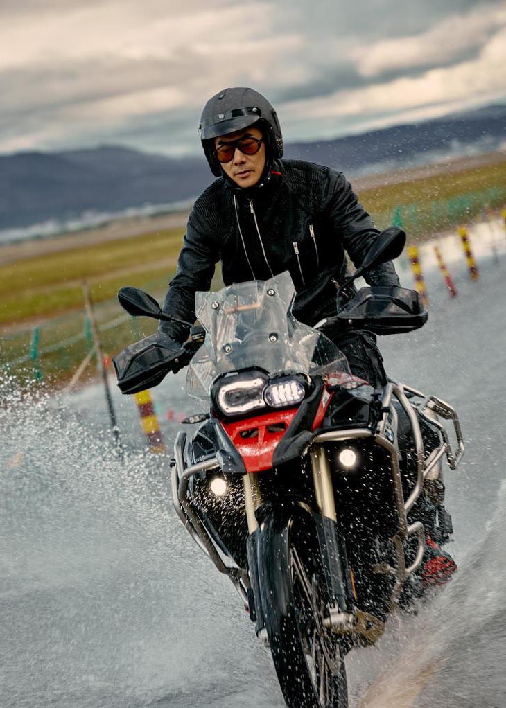 雪山骑重型摩托险出意外  任贤齐犯气喘哭到眼肿