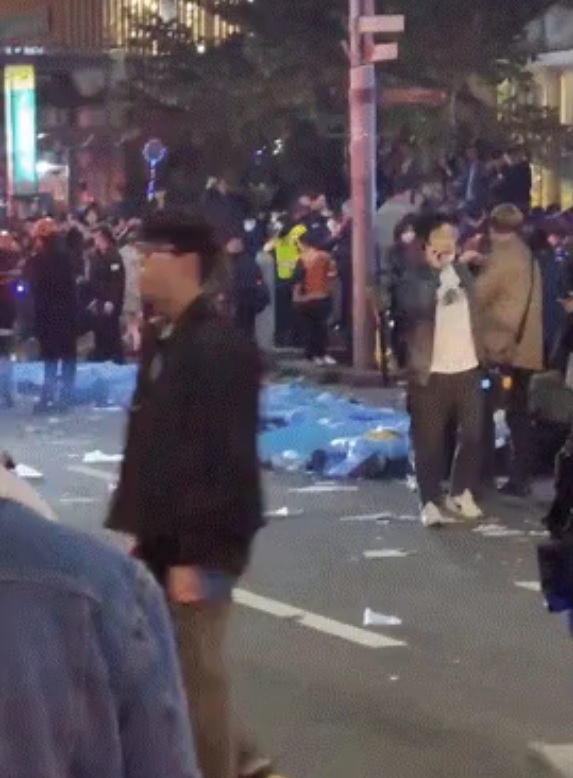 韩艺人曝光梨泰院事故现场 整排遗体盖蓝布