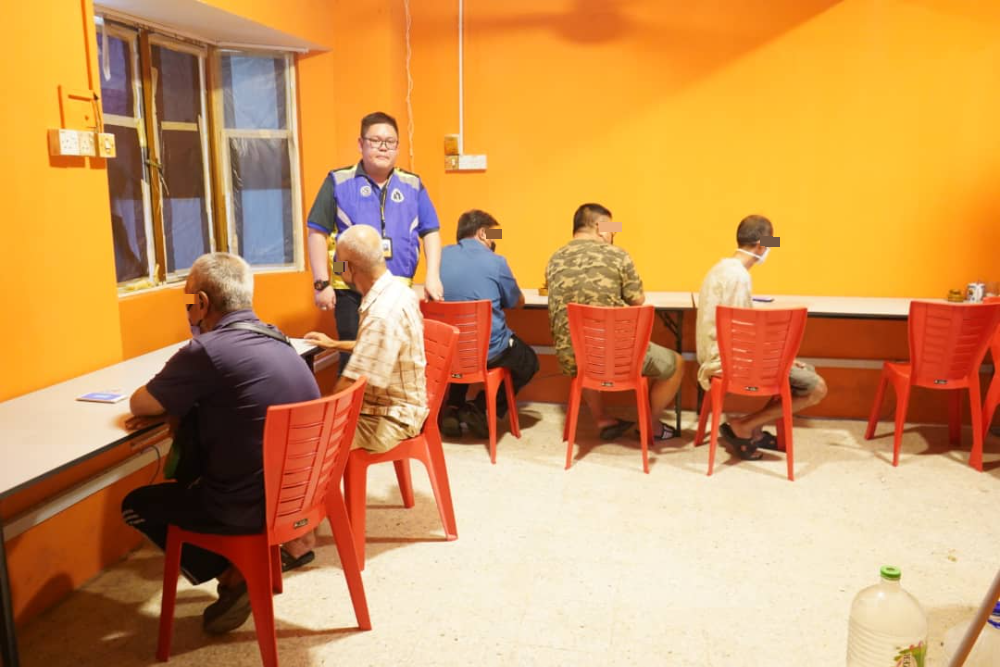 餐馆房间便非法网赌窝·警突击捕7名男女