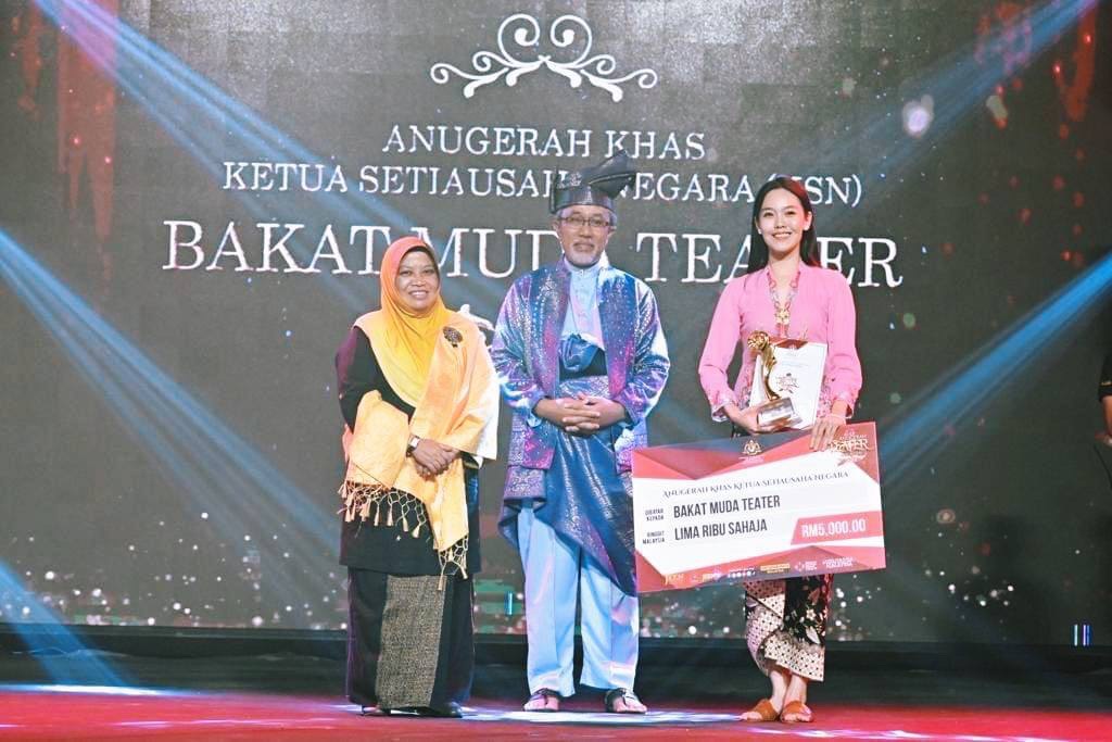 首位华裔演员获“剧场青年才俊奖” 林美芬赴中国深造获最佳礼物	