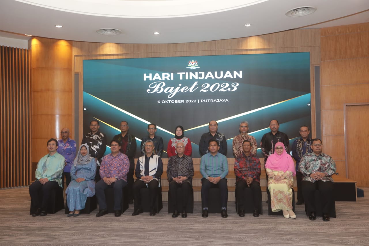 首相中午抵财政部 巡视预算案准备工作