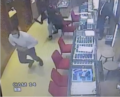香港尖沙咀一钟表珠宝店被劫去价值约2千万港元玉石项链
