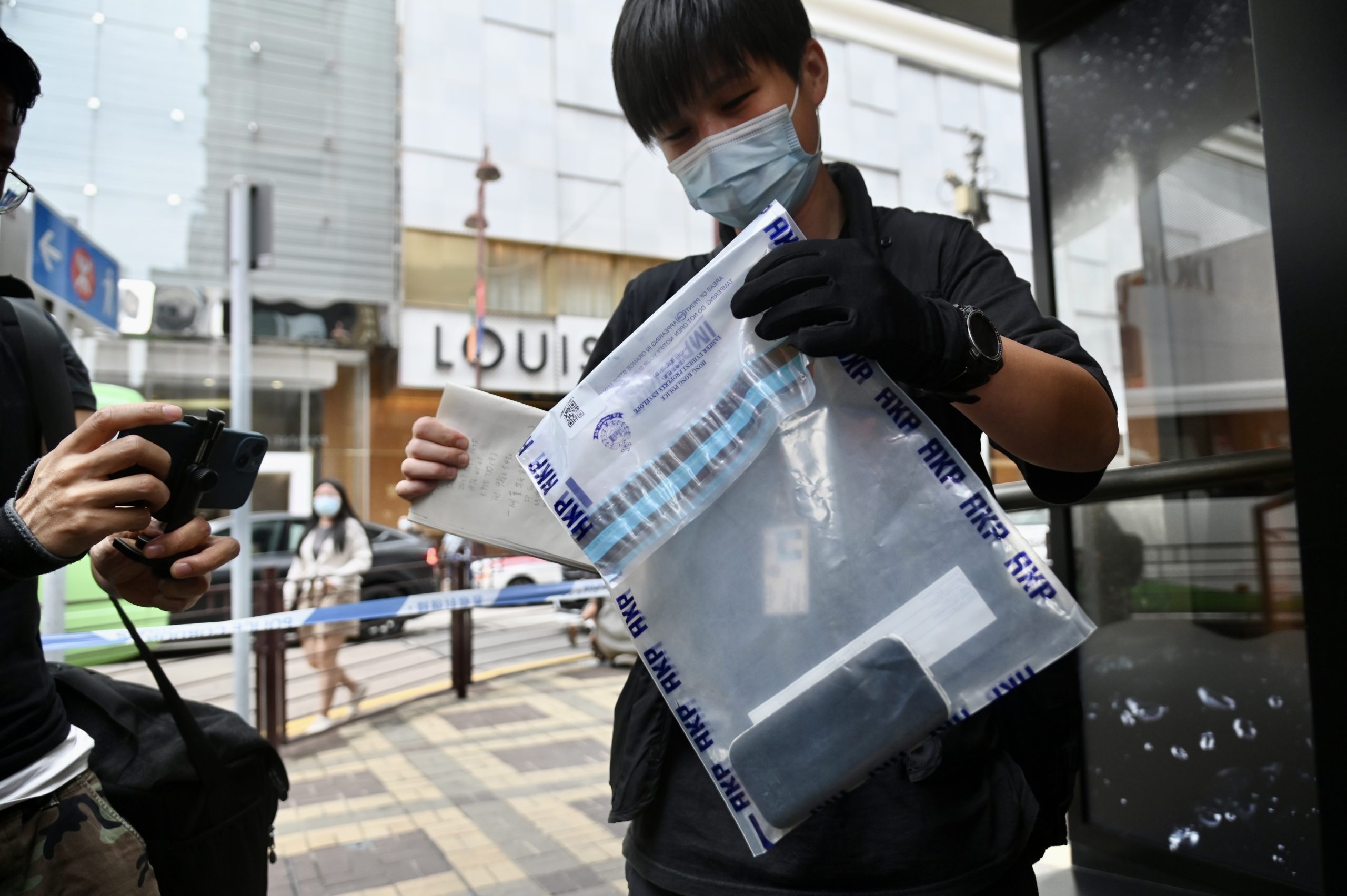 香港尖沙咀一钟表珠宝店被劫去价值约2千万港元玉石项链