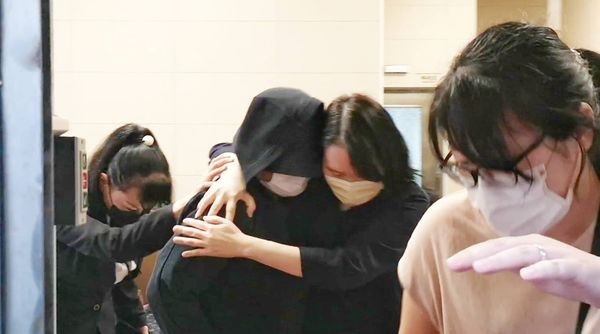 马女大生在台遇害案/父母雨中哀伤离去 待法研所鉴定出炉