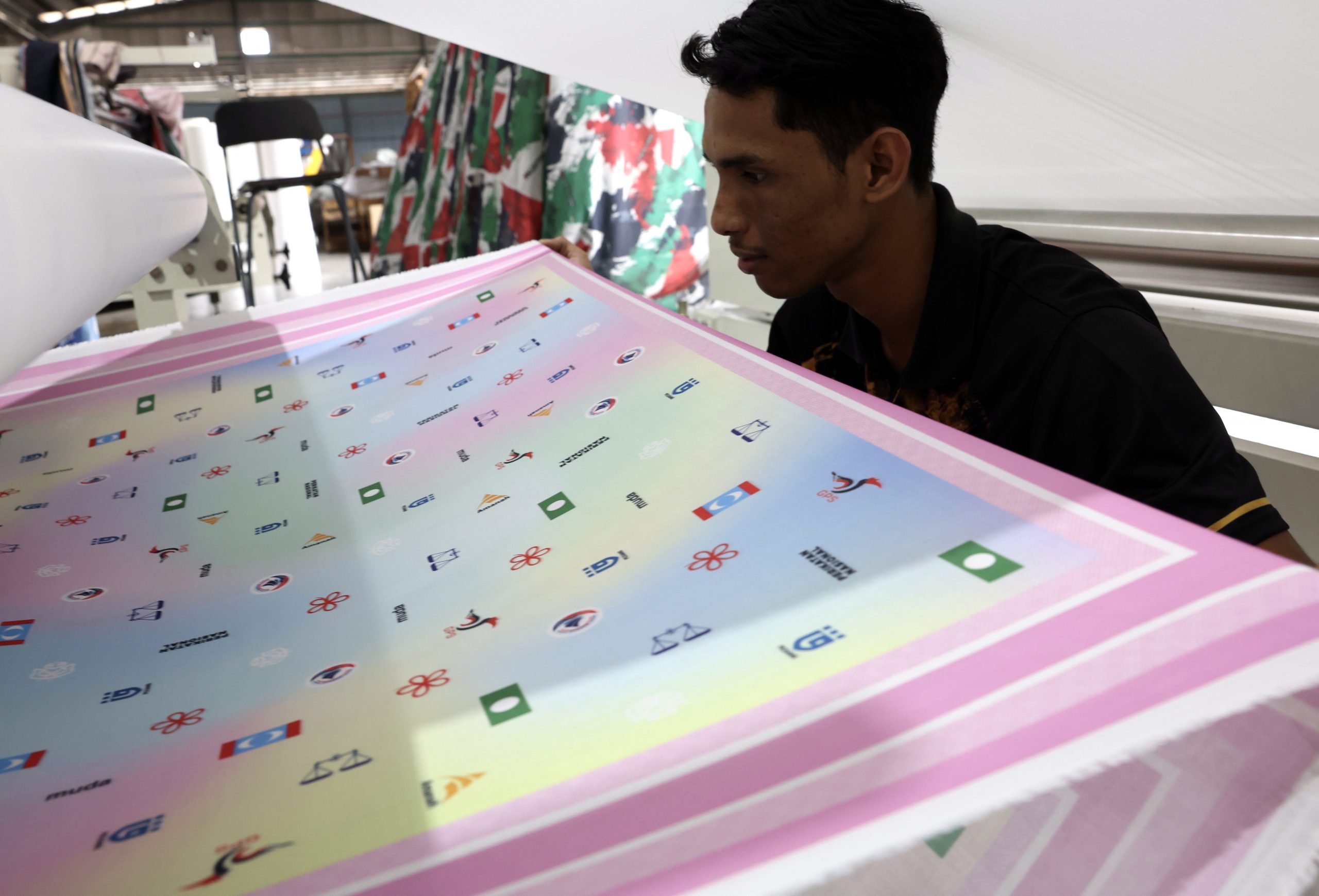 带有政党标志的头巾 为第15届全国大选助兴