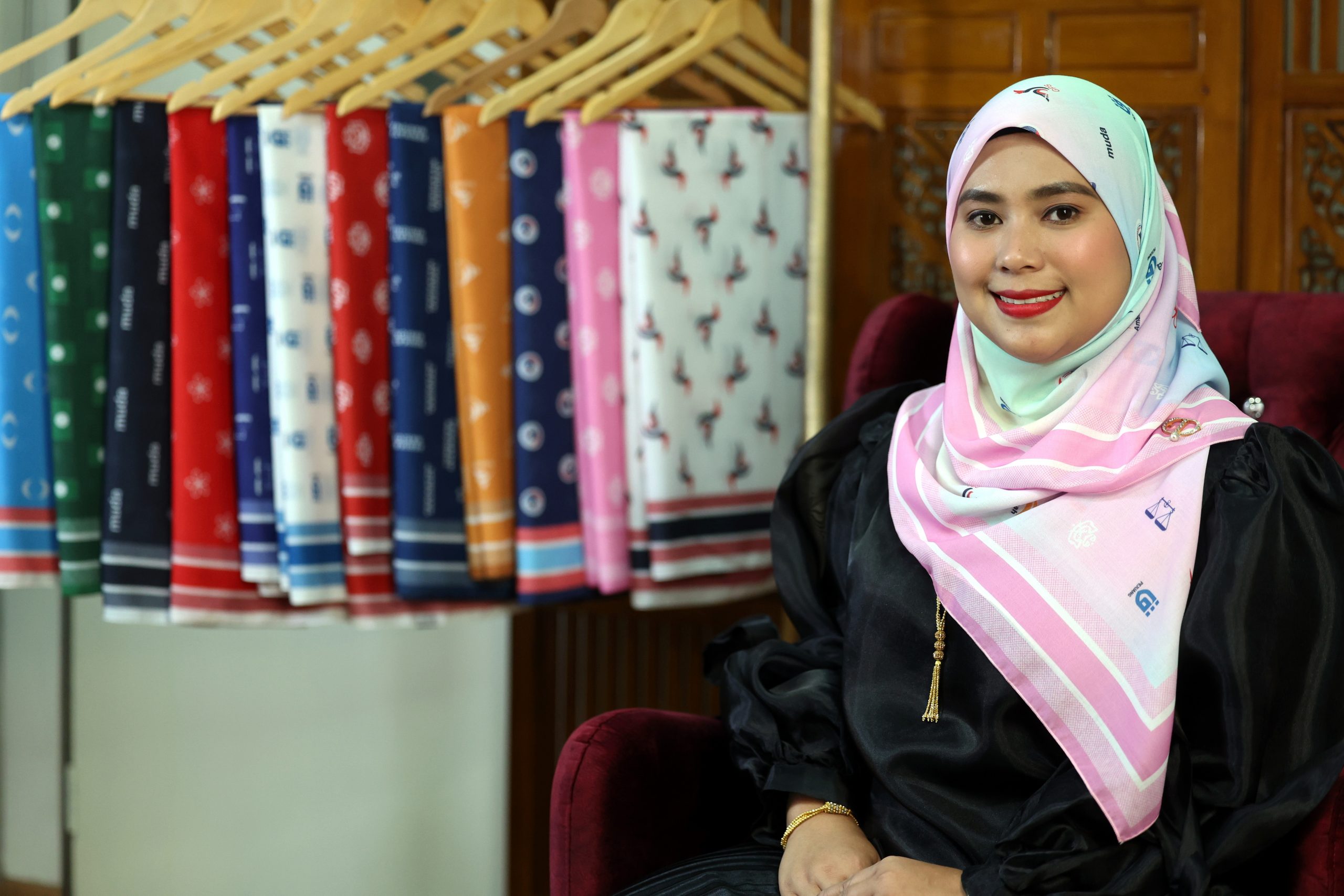 带有政党标志的头巾 为第15届全国大选助兴