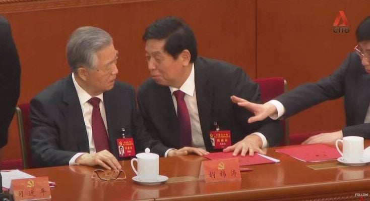 高画质新影片曝光！胡锦涛“被离场”前 栗战书小动作再掀热议