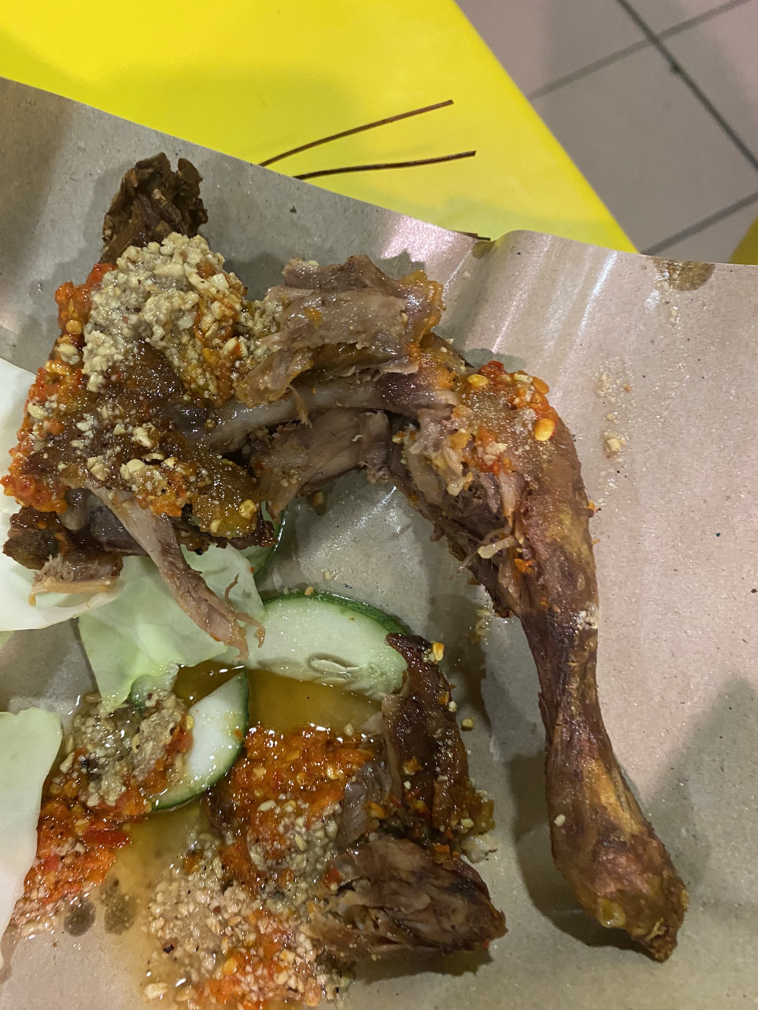 鸡肉发黑小贩不给换 女子：“看了想吐”