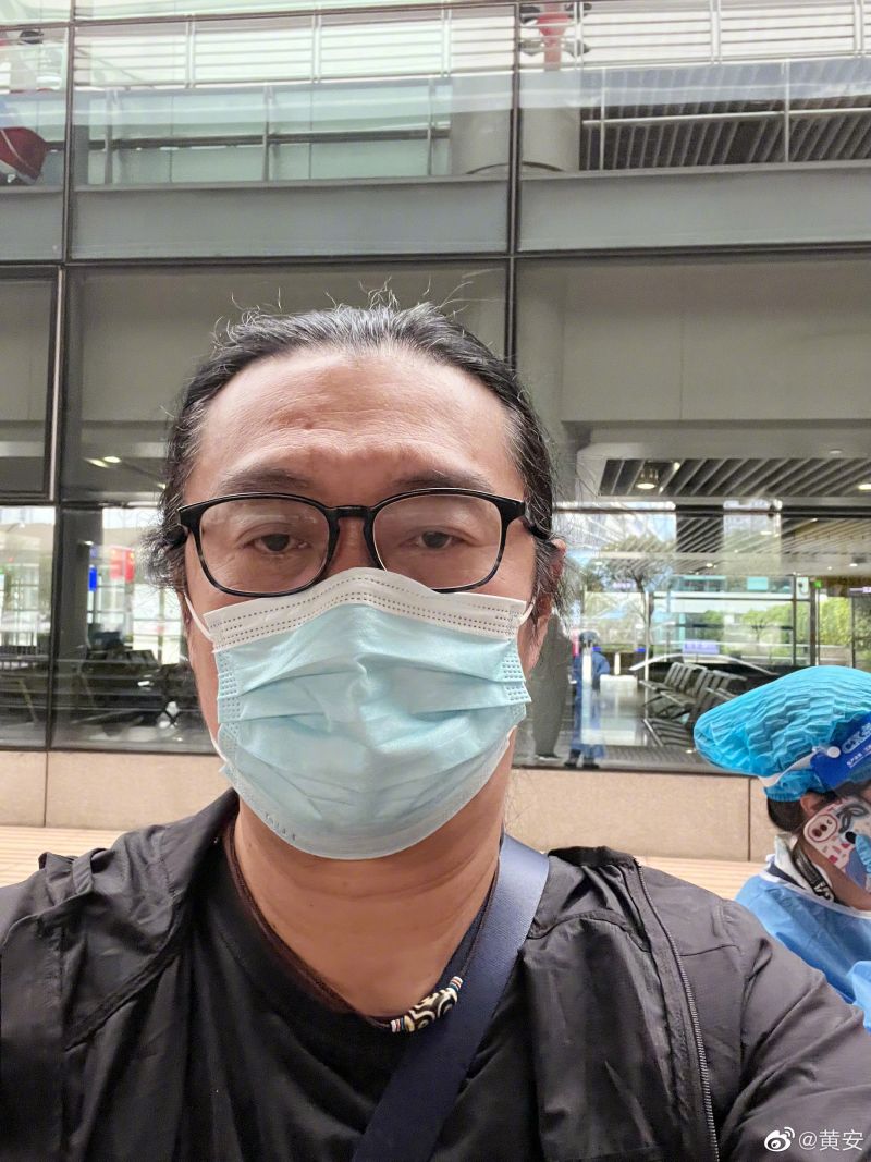 黄安怒骂“脱裤子放屁” 防疫人员报警抓人