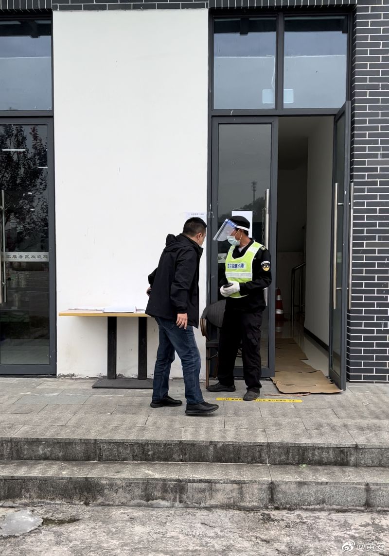 黄安怒骂“脱裤子放屁” 防疫人员报警抓人