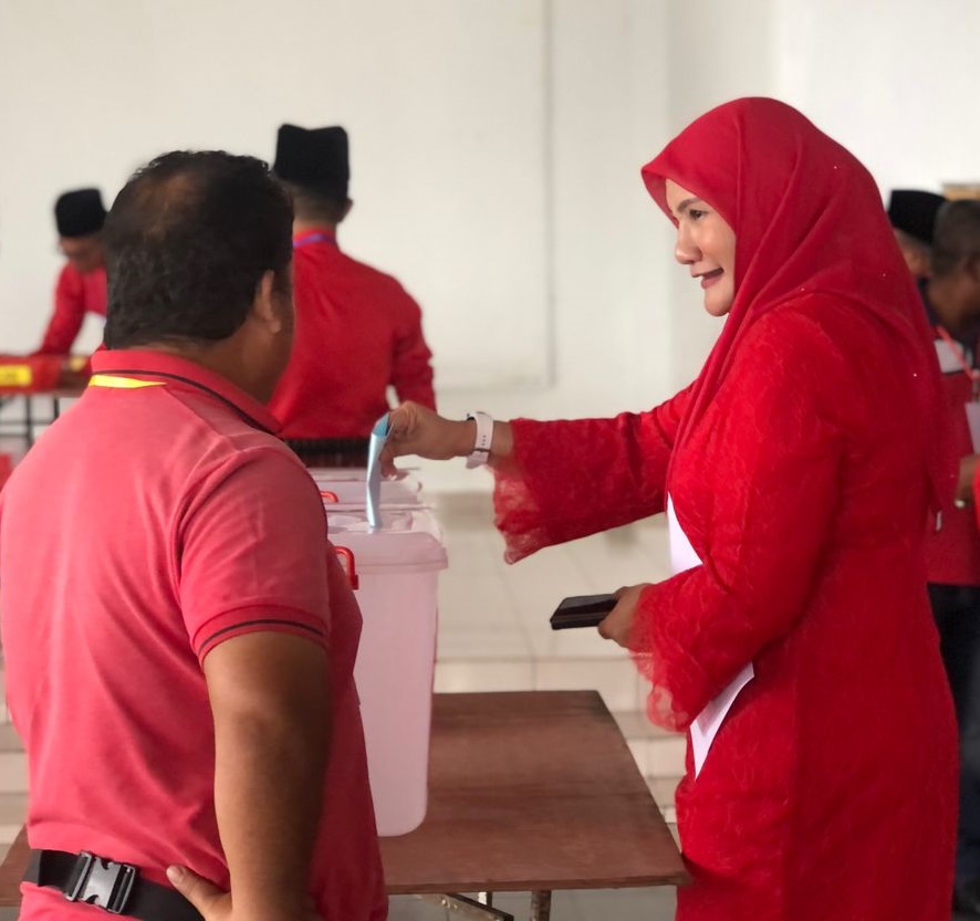 (全国版)上周辞职的苏拉雅指是为了专注于党务才辞职。