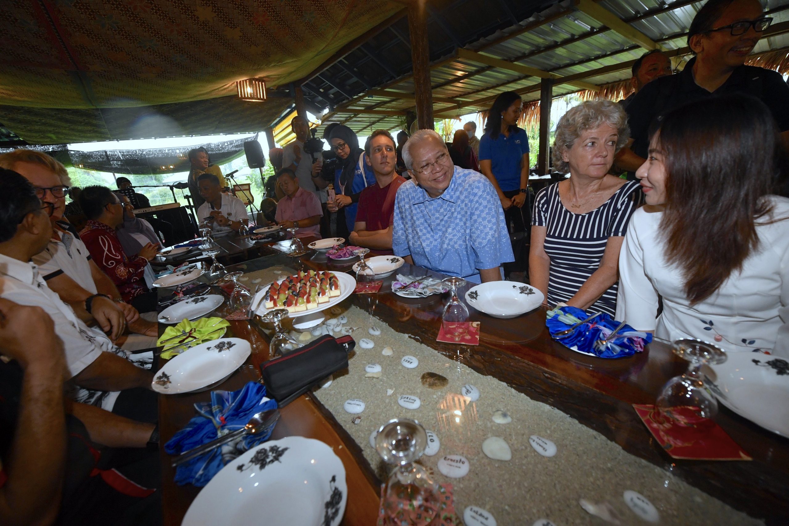 原任通讯及多媒体部长丹斯里安努亚慕沙指出,政府于本月1日推出的数字游牧旅行工作者入境签证,半个月内已接到超过2000份的申请。