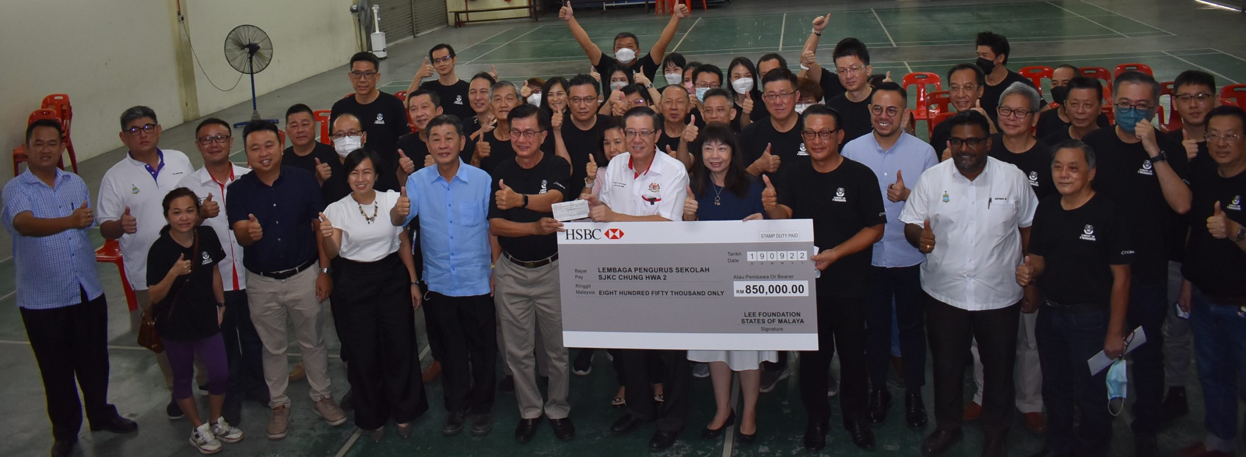 (全国版)李氏基金会捐85万令吉给北海中华二校