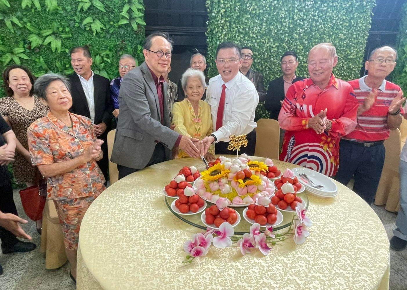 (全国版)英联邦时期当志愿警察,百岁洪金珠巡查山区共产党