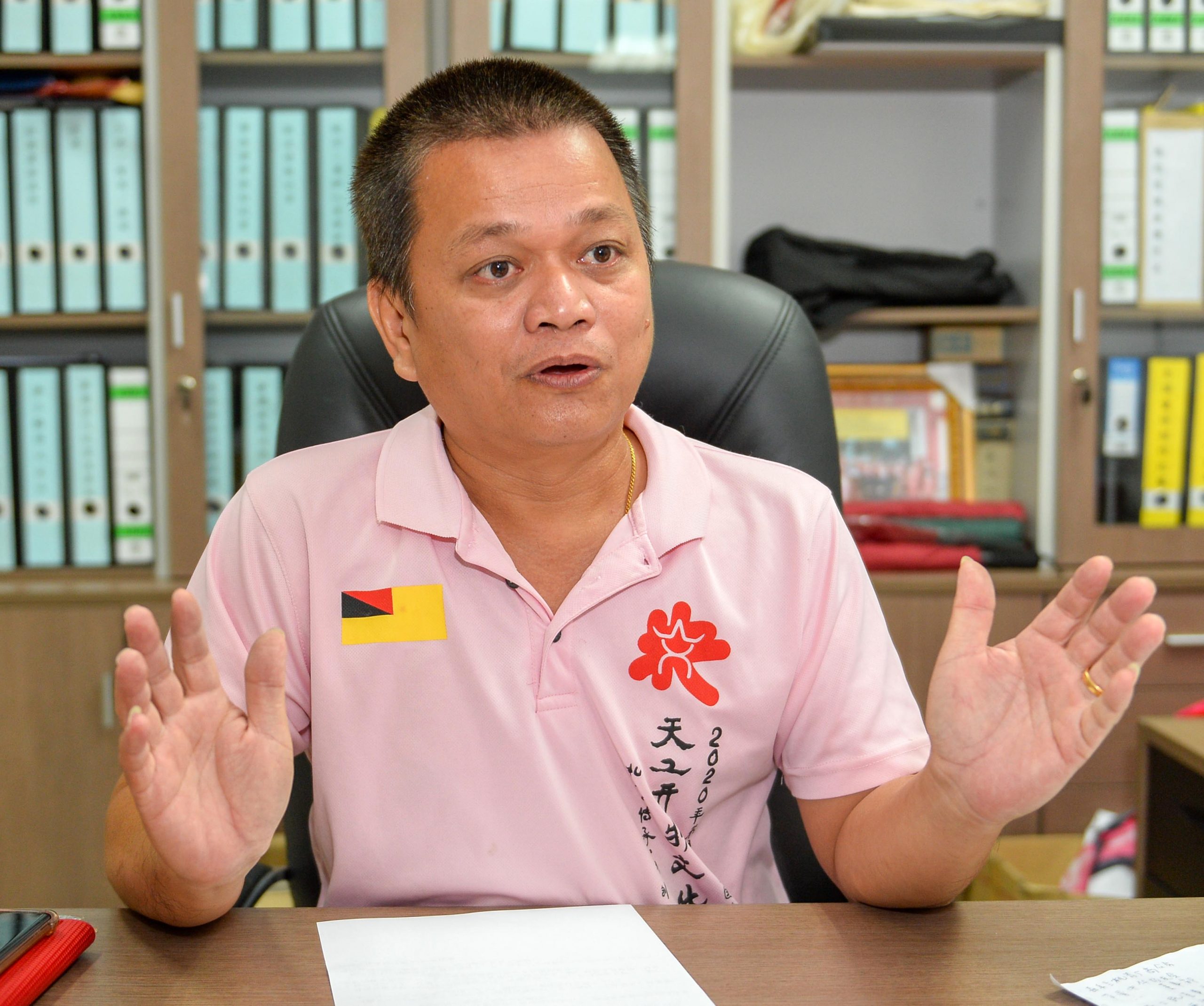 （刊期：10月8日）有故事的人：为传承文化，父带2儿参与12站火炬行