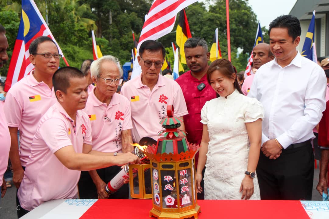 （刊期：10月8日）有故事的人：为传承文化，父带2儿参与12站火炬行