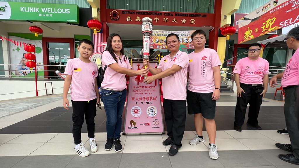 （刊期：10月8日）有故事的人：为传承文化，父带2儿参与12站火炬行