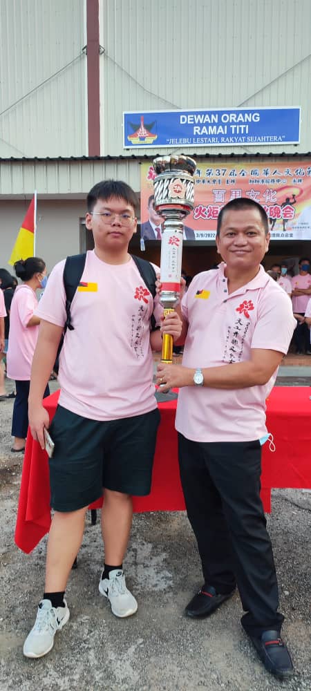 （刊期：10月8日）有故事的人：为传承文化，父带2儿参与12站火炬行