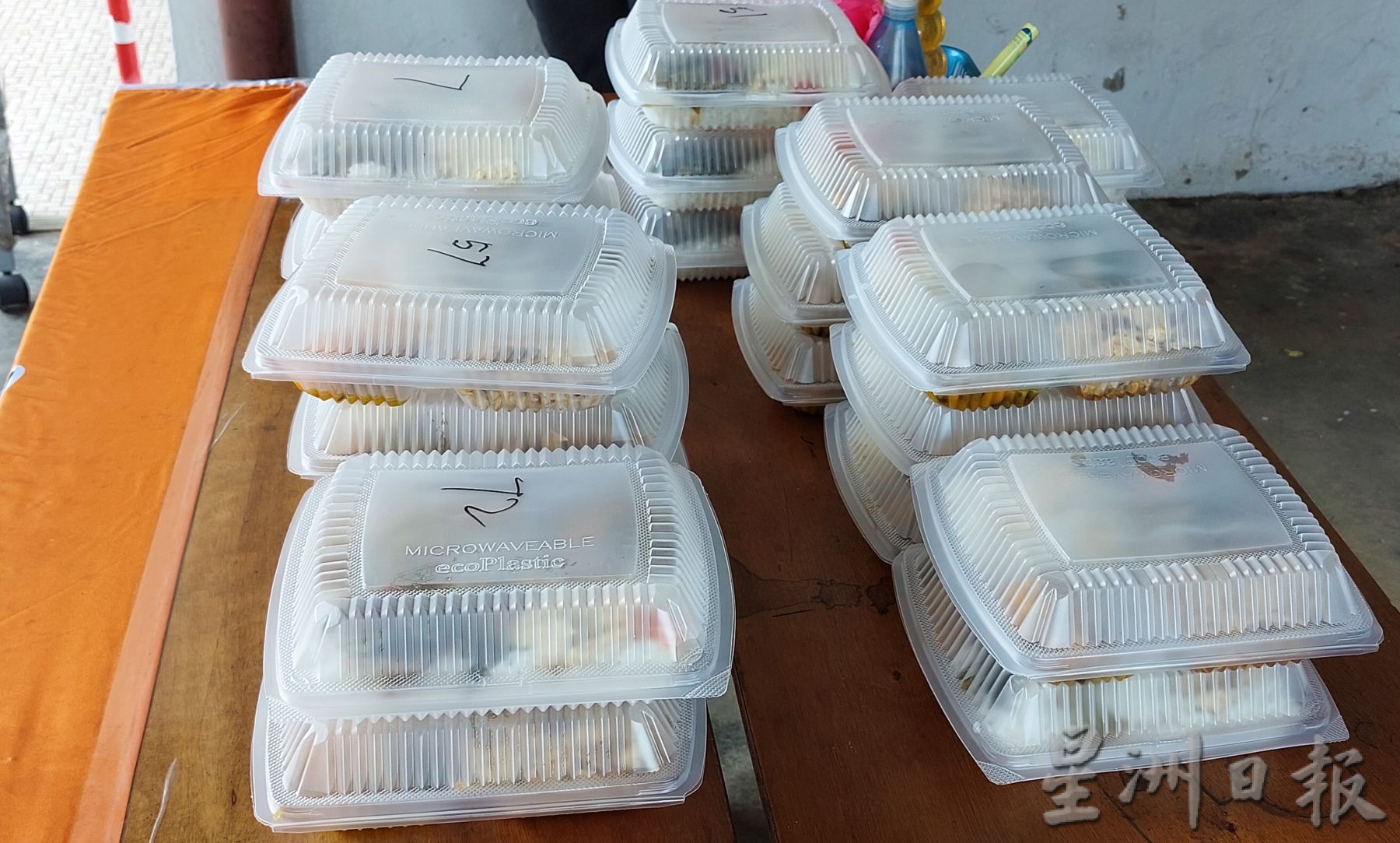 (古城封底主文)义工全年无休为贫病派饭