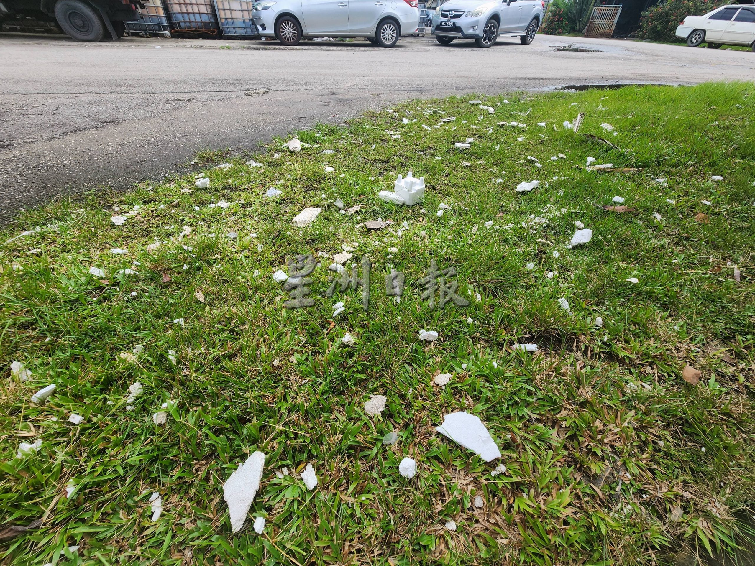 (古城第五版主文)回收厂没妥善处理,保丽龙布满沟渠、路面及草地,商民担心阻塞沟渠闪电水灾