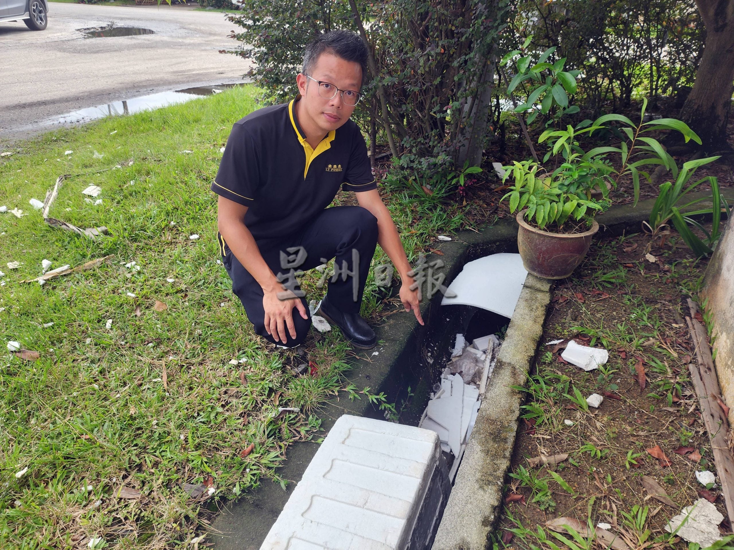 (古城第五版主文)回收厂没妥善处理,保丽龙布满沟渠、路面及草地,商民担心阻塞沟渠闪电水灾