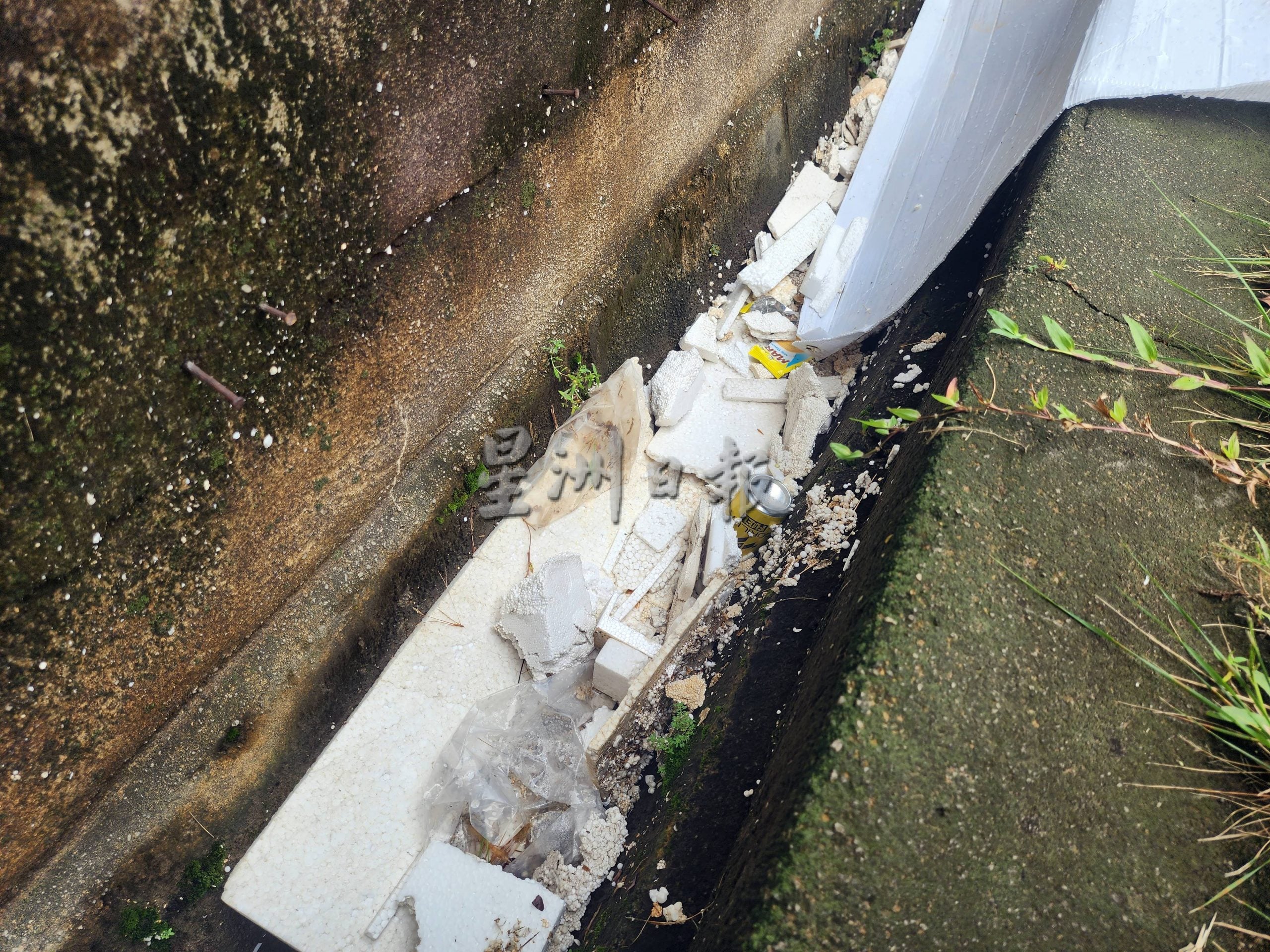 (古城第五版主文)回收厂没妥善处理,保丽龙布满沟渠、路面及草地,商民担心阻塞沟渠闪电水灾