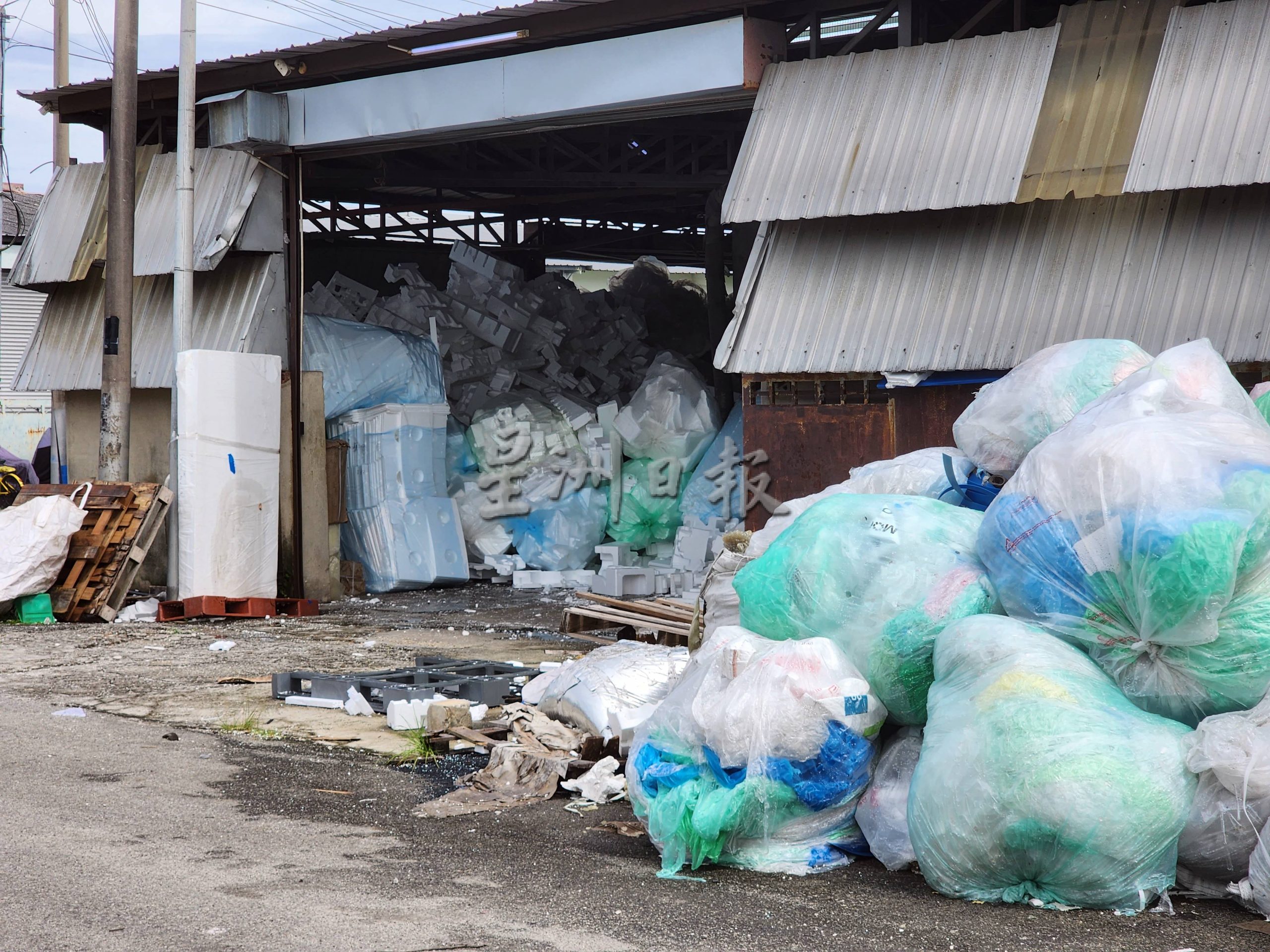 (古城第五版主文)回收厂没妥善处理,保丽龙布满沟渠、路面及草地,商民担心阻塞沟渠闪电水灾