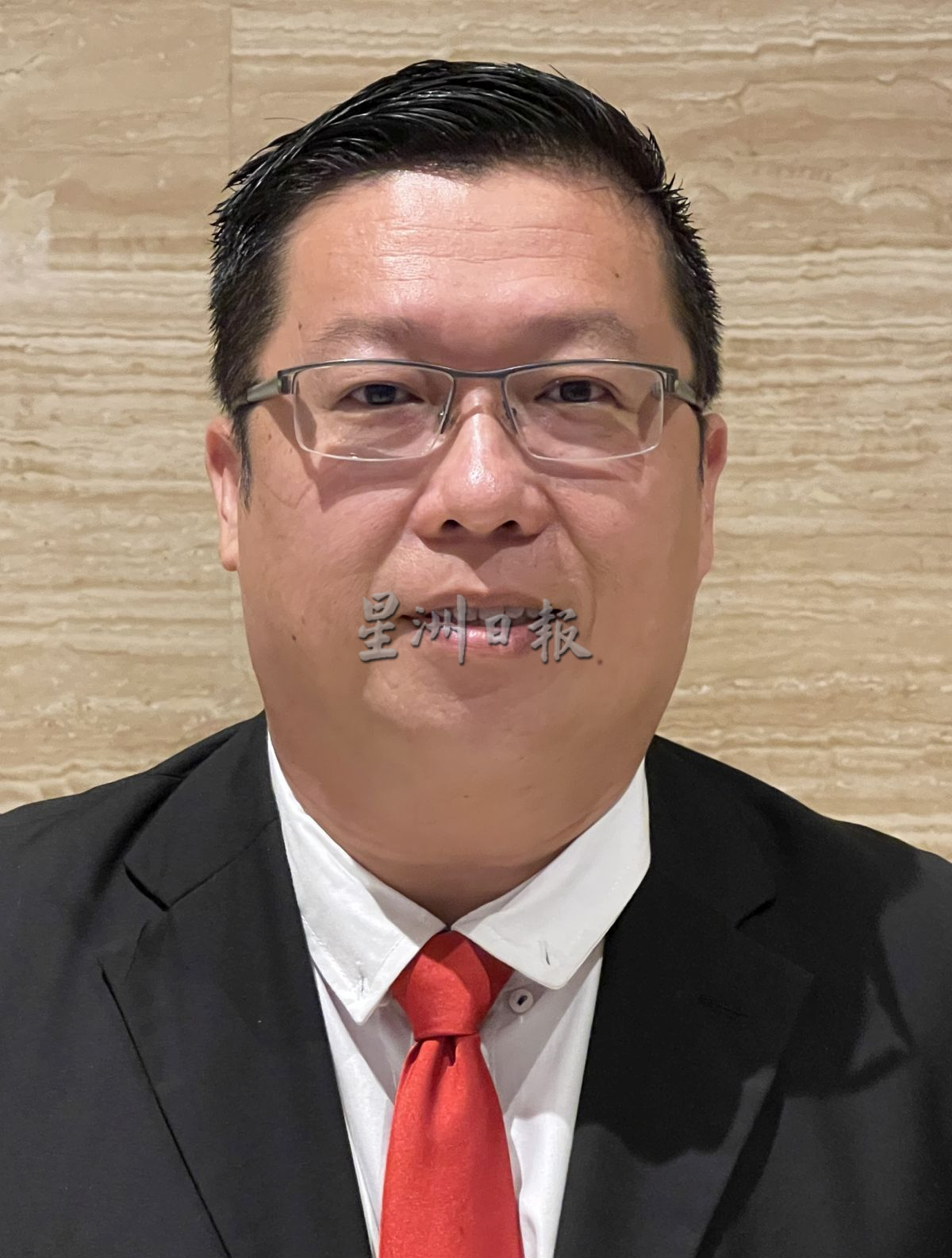 （古城第五版主文）大树倒下拉扯电线·击中汽车挡风镜