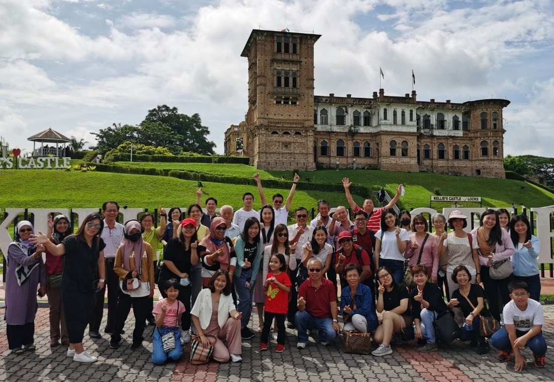 (大北馬)威北日落鬥哇益僑學校三大機構日前以旅遊的方式歡慶教師節。
