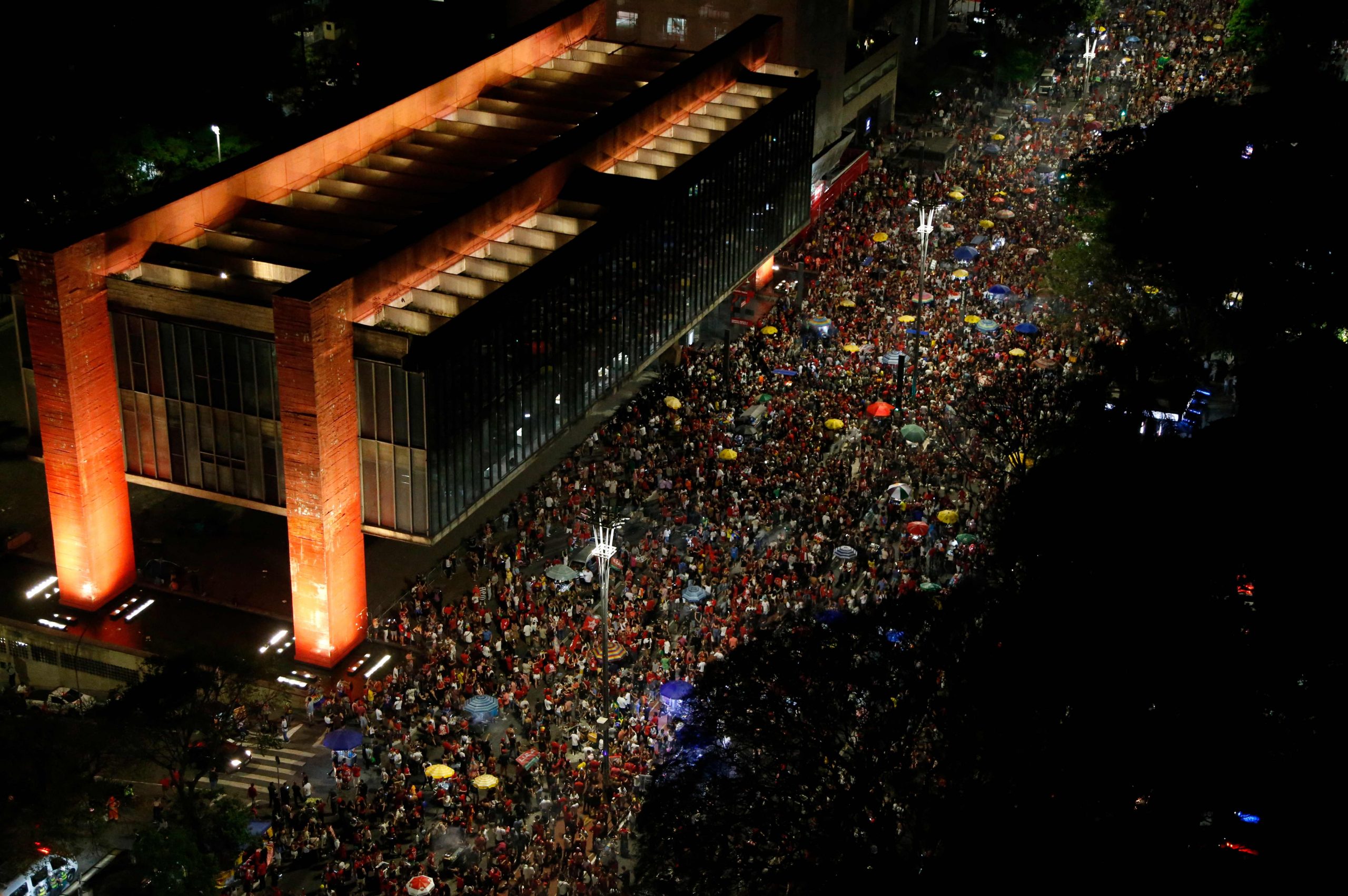 (头)从总统变囚徒再成总统 卢拉上演政坛大逆转