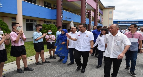 (已签发)柔:大臣到访侨庆华小,豁免逾6万土地溢价拨款15万