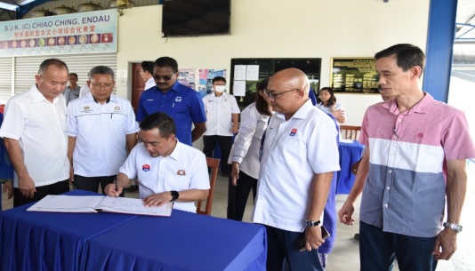 (已签发)柔:大臣到访侨庆华小,豁免逾6万土地溢价拨款15万