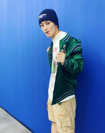 NCT Mark疑对楷灿比中指 官方急下架花絮影片修改